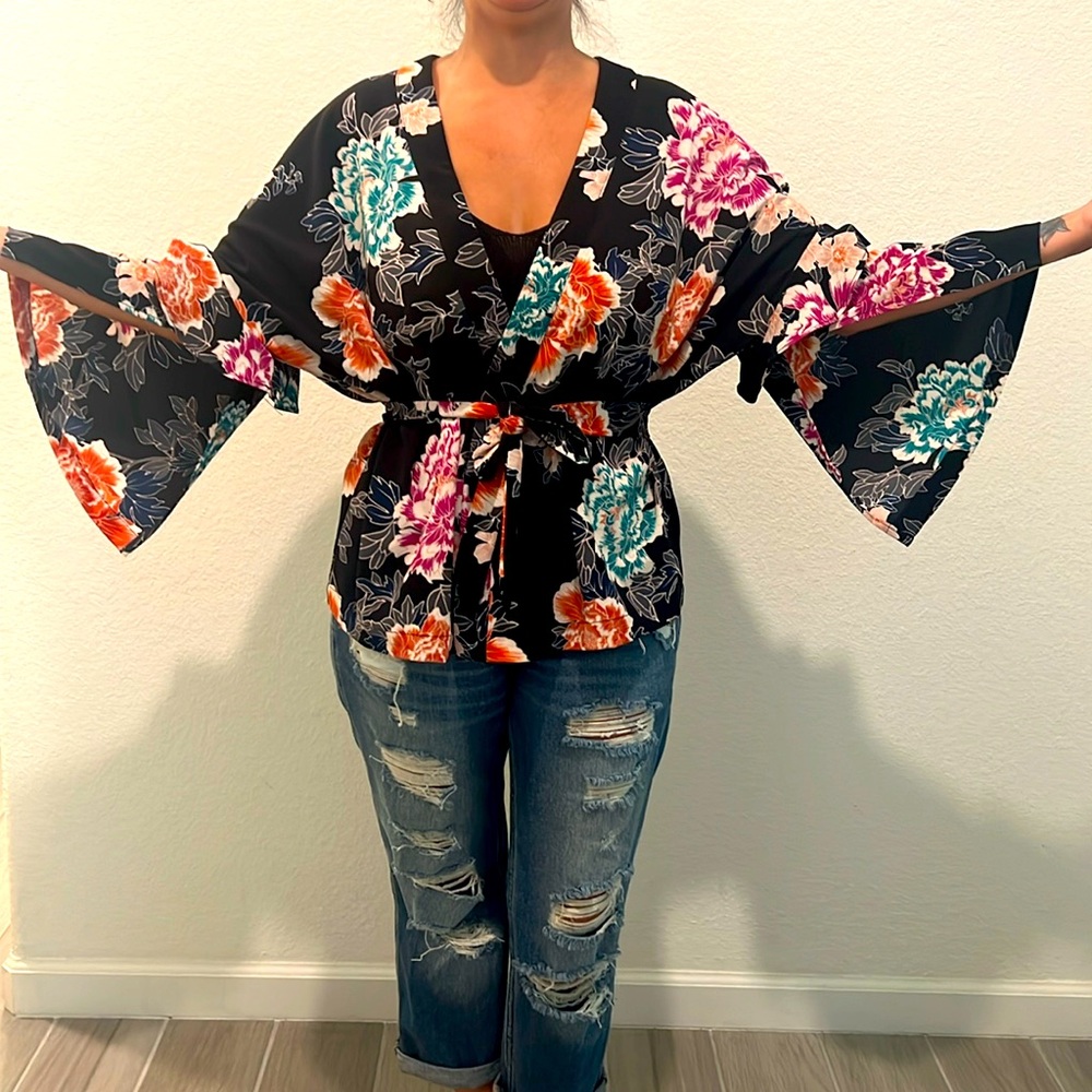 14th and Union kimono style blouse